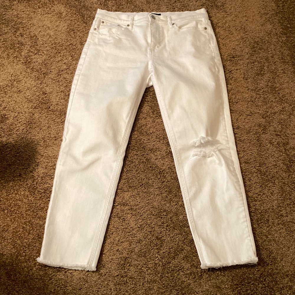 BANANA REPUBLIC. White girlfriend, Jean. Size 28/6. Raw hem slightly distressed.